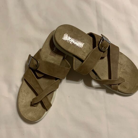 Puwan Size 11 women's tan sandals memory foam sole & buckle detail - Picture 1 of 9